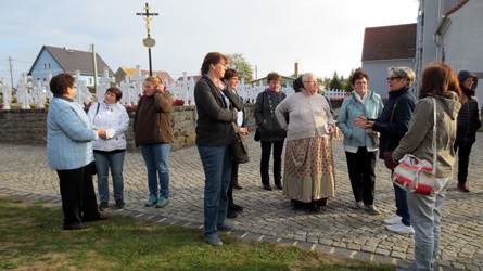 Delegation auf dem Friedhof Ralbitz